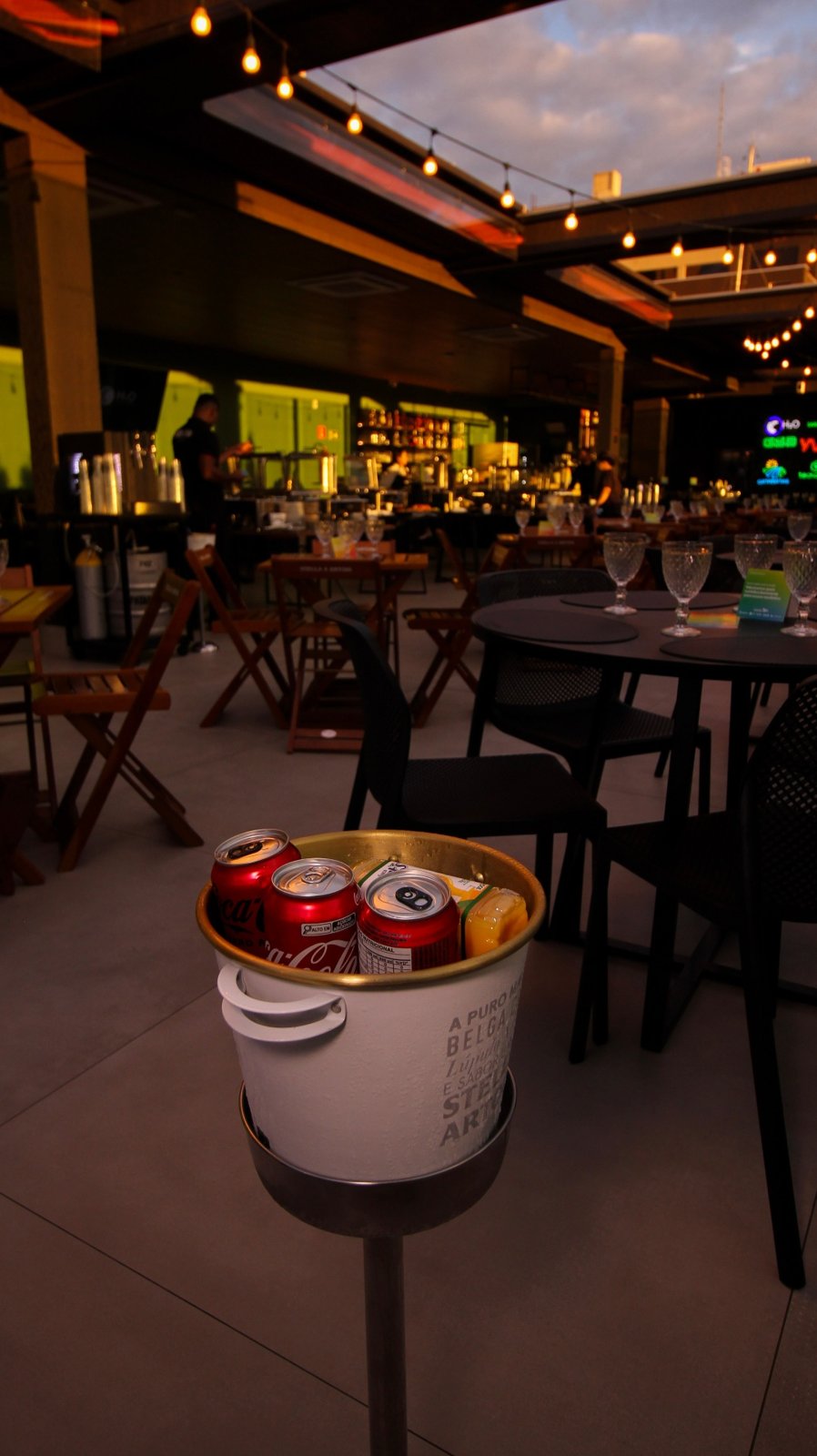 Ambiente do Terrazzo Rooftop Bar preparado para o jantar